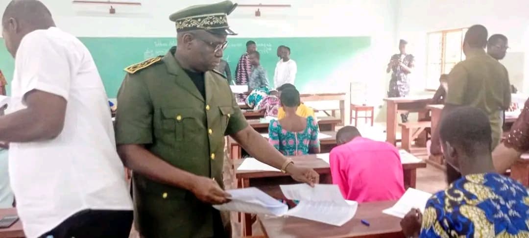Le préfet des Collines Saliou ODOUBOU distribuant les épreuves aux candidats