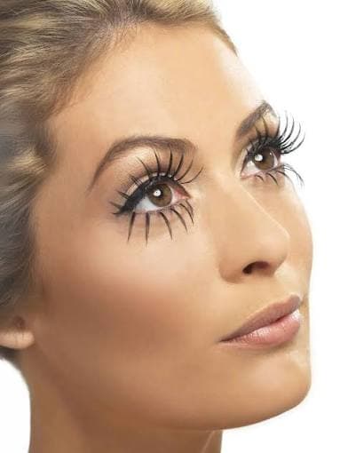 Un visage façonné par les faux cils