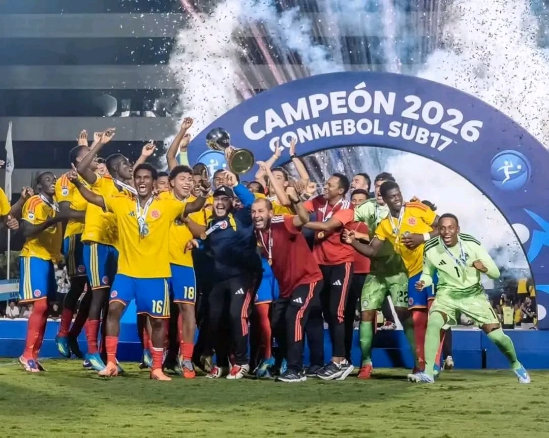 Equipe colombienne U-17 championne avec le trophée