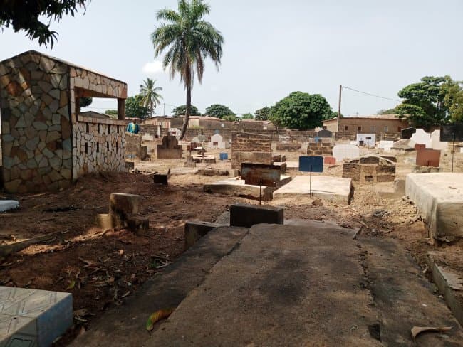 Cette image est une cimetière du Bénin pour illustrer