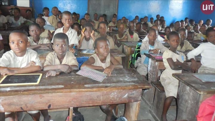 Images d'écoliers en classe