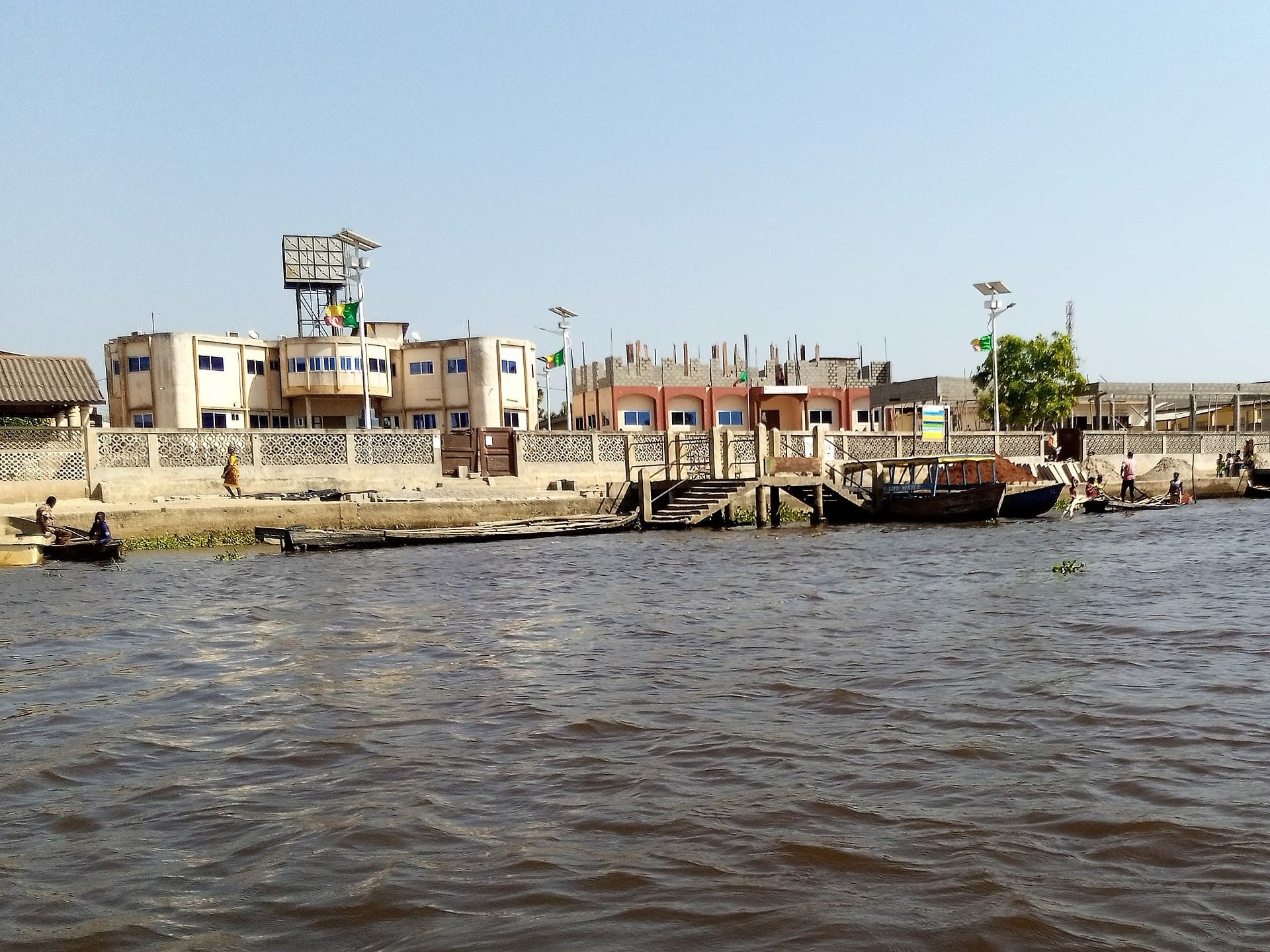 Une vue de la mairie de Sô-Ava depuis l'autre côté de l'eau