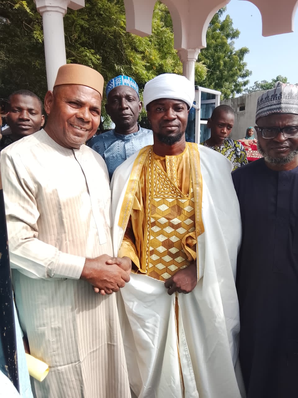 Photo d'ensemble entre El Hadj Akim Radji avec l'imam et quelques fidèles